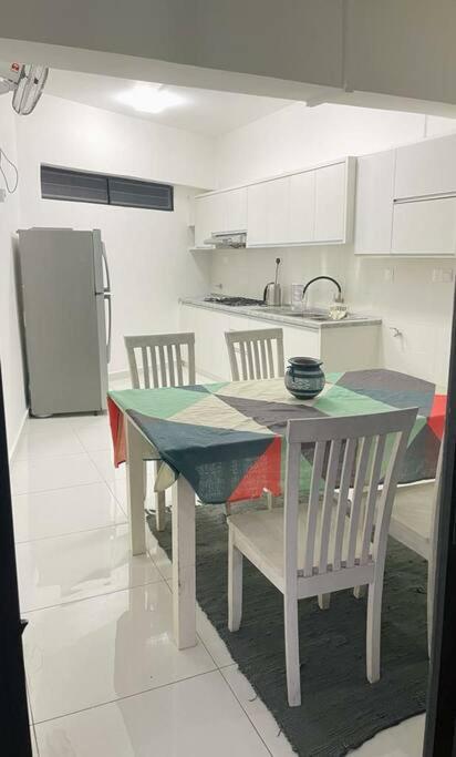 Kk Jungle Hideaway Lovely Apartment 5 Mins Walk To Town Кота Кинабалу Екстериор снимка
